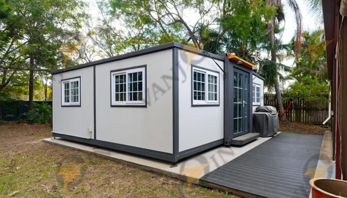 What are the advantages of foldable container houses?